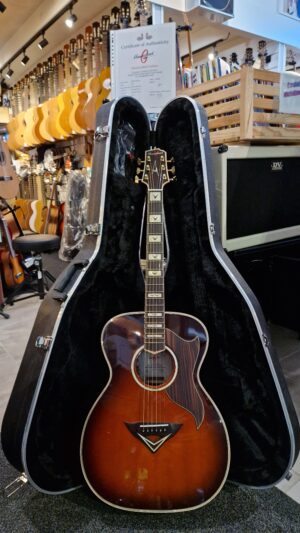 Homestead Danny Vera Signature OM Sunburst Elektro Akoestische Gitaar met 44,5mm Topkam Incl. Hardcase