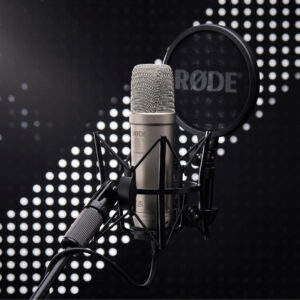 rode-nt1-5g-silver-insitu-beauty-shot-dotted-bg-3-quarter-back-12-2022-8192x5464-rgb-2000x2000-1dd49d6