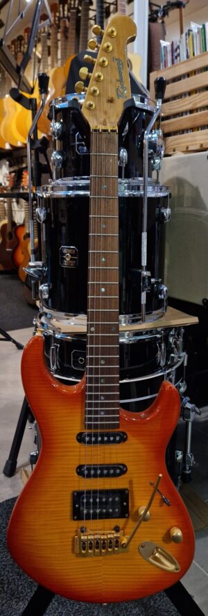 Richwood Super Strat Flamed Tobacco Burst met Fishman Powerbridge