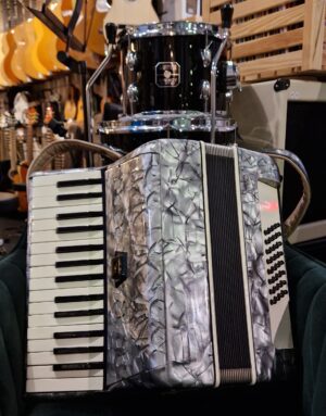 Baile Accordeon Silver 32 Bas, 30 Toets Occasion Incl. Koffer, Riemen