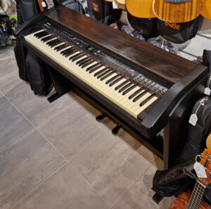 Roland KR-350E Digitale Piano met Meubel en Bladmuziekstandaard Occasion ZGN