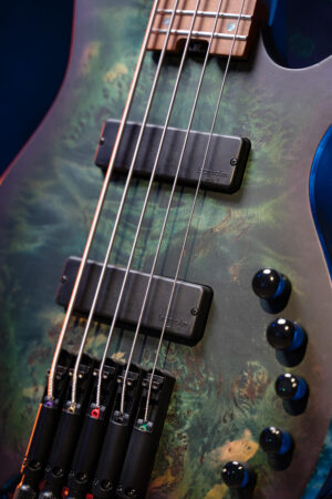 Timmercort-artisan-space-5-electric-bass-guitar-lifestyle-4